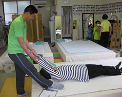 カラダの歪みを正している施術風景