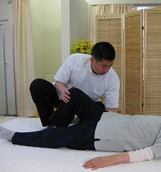 神経の圧迫を解除している整体施術