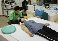 肩周りの緊張を和らげている施術風景